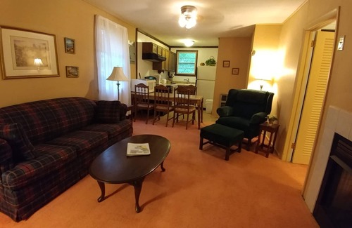 Cullowhee Cabina | Disfrute viendo los caballos vagan por su porche delantero