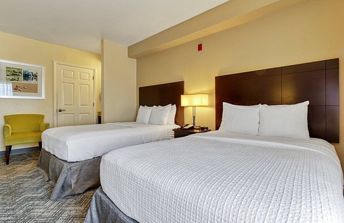 Florida Central Atlantic Coast Hotel | Enjoy Your Family Vacation! 3 Amazing Rooms, Close to SeaWorld Orlando, Pool