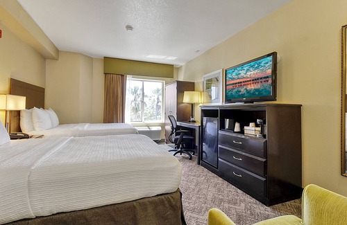 Florida Central Atlantic Coast Hotel | Enjoy Your Family Vacation! 3 Amazing Rooms, Close to SeaWorld Orlando, Pool