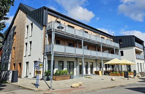 Harrachov Apartamento | ENJOYHARRACHOV - Atraktivní klidný klimatizovaný apartmán 20 v centru Harrachova s parkováním, Wifi-WLAN, SAT, herní konzolí, Ipad, Netflix zdarma, možností dobíjení auta, výhledem do zahrady a na kostelík jen 150m od lanovky