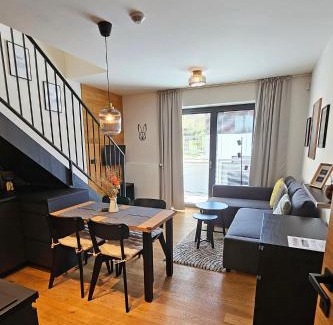 Harrachov Apartamento | ENJOYHARRACHOV - Atraktivní klidný klimatizovaný apartmán 20 v centru Harrachova s parkováním, Wifi-WLAN, SAT, herní konzolí, Ipad, Netflix zdarma, možností dobíjení auta, výhledem do zahrady a na kostelík jen 150m od lanovky