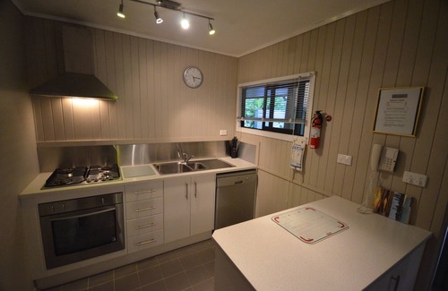 Burnt Pine Cabaña | Baño privado en la bañera / masaje Ducha en el spa, Piscina climatizada en el spa, Sauna, Foxtel, Coche de alquiler
