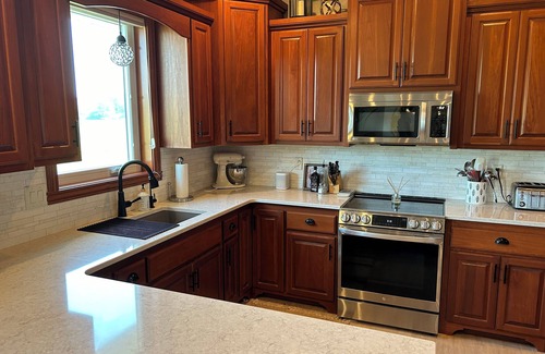 Bellevue Casa | Entertainer's Dream - Quick drive to Lambeau - Hot Tub, Bar, & 85" TV.