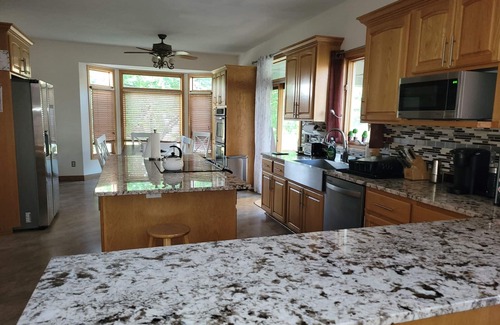 Lincoln Casa | 4200 pies cuadrados enteros Sureste. Excelente vecindario