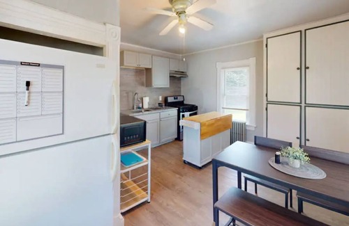 Clayton Apartamento | Entire Apartment w/ private entrance, deck, parking and walkable living