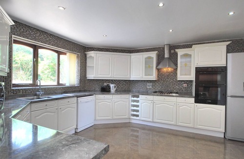 Bolton Villa | Entire, Exclusive 4 Bedroom 3.5 Bathroom Detached Villa in Greater Manchester