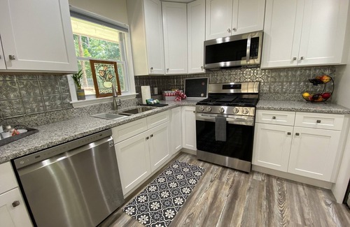 Tucker Casa | Entire house- Cozy escape in the Heart of Tucker