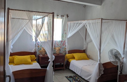 Maroantsetra Cama Y Desayuno | Entire house facing the sea. Quiet, peaceful, secure, air-conditioned, integrated wifi