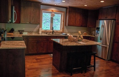 Boone Casa | Entire House- Minutes to town- KING BED- Best porch around!!