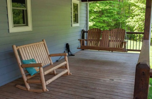 Boone Casa | Entire House- Minutes to town- KING BED- Best porch around!!