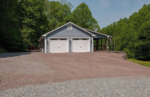 Boone Casa | Entire House- Minutes to town- KING BED- Best porch around!!