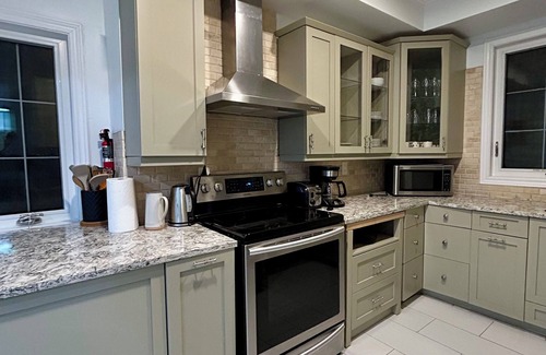 Brandon Casa | Entire house with 5 bedrooms across BU