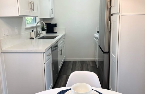 La Crescenta-Montrose Casa | Entire mid-century modern 1/1 house with garage