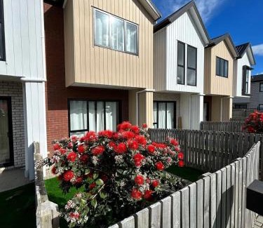 Auckland Villa | Entire Modern 2-Bedroom Townhouse -10 min to Airport & Sylvia Park