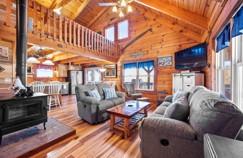 Williamstown Casa | Epic Log Home Near Ark