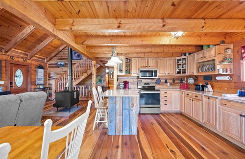 Williamstown Casa | Epic Log Home Near Ark