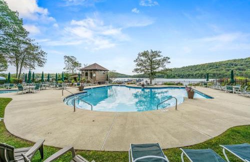 Lake Harmony Apartamento | Epic Views and Pool Access! Gem on Big Boulder Lake