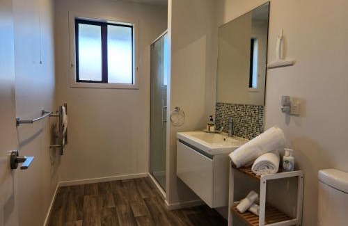 Lower Shotover Casa | Equestrian View - Gorgeous Cozy Bungalow Shotover