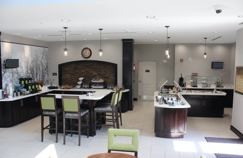 Miamisburg Apartamento | Estudio equipado | Wi-Fi gratis, desayuno diario gratuito + acceso a la piscina