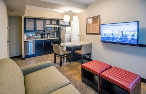 Civic Center Apartamento | ¡Suite equipada en el centro de Denver! Gimnasio, bañera de hidromasaje compartida + acceso a la piscina