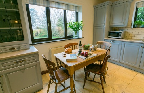 Holyhead Apartamento | Erw Fach - a sea view that sleeps 9 guests in 4 bedrooms