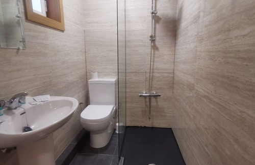 La Serna del Monte Apartamento | Hostal Buitrago - Habitación doble 7 con baño privado