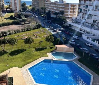 La Pineda Apartamento | Escapada Romántica con Vistas al Mar Piscina