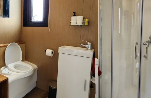 Waitoki Cabina | Escape to a Rustic Modern Farm Cabin with Outdoor Bath