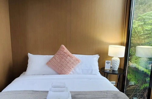 Waitoki Cabina | Escape to a Rustic Modern Farm Cabin with Outdoor Bath