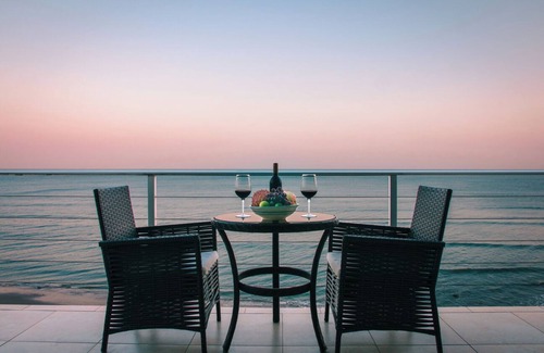 Boca Corona Apartamento | Escape to Paradise Beachfront Suite at Panama's Premier Hotel Golden Cowry Suite