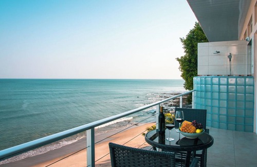 Boca Corona Apartamento | Escape to Paradise Beachfront Suite at Panama's Premier Hotel Golden Cowry Suite