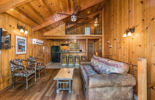 Bass Lake Hotel | Escape to Picturesque Lakeside Haven Near the Famous Yosemite & Bass Lake Thrill