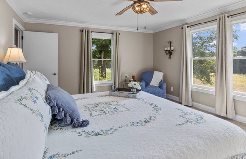 Dickson County Otro | Escape to the countryside with the Farmhouse at Carmels Landing!