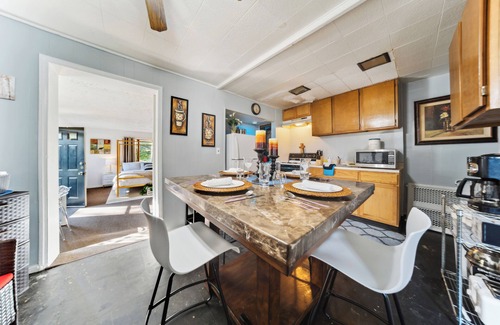 Euclid Casa | Euclid 3-BR 1-bath, just 12 min to Cleveland: King Bed, Smart TV