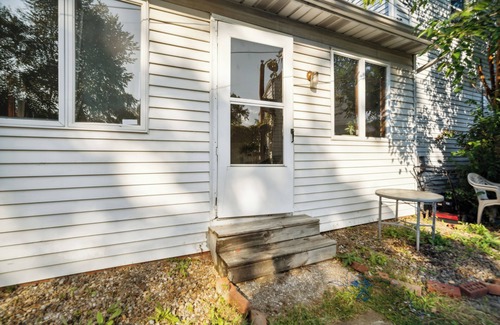 Euclid Casa | Euclid 3-BR 1-bath, just 12 min to Cleveland: King Bed, Smart TV