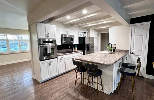 Southeast Casa | ✨European Style Hideaway💝Central Location⭐GameRoom⭐Free Wine⭐Fast Wifi⭐NetFlix