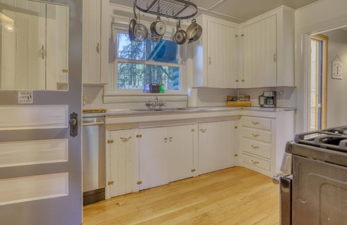 Rhododendron Cabina | EV charger, AC, Huge Fenced Yard, Last Minute Deals on Sept-Oct Dates!