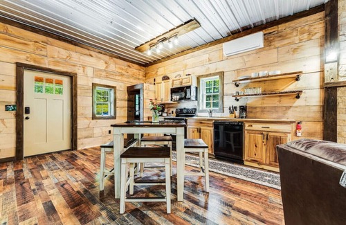 Thayerville Cabina | EverGreenGrove-Hemlock2BR/1 BA/Dog Friendly/Hottub