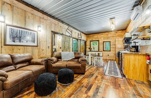 Thayerville Cabina | EverGreenGrove-Hemlock2BR/1 BA/Dog Friendly/Hottub