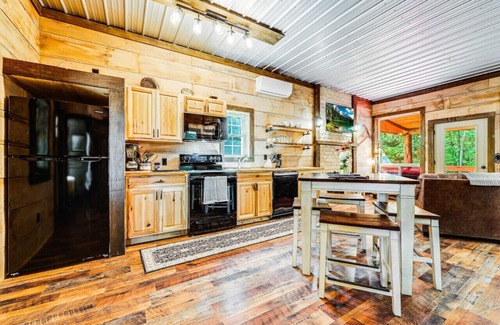 Thayerville Cabina | EverGreenGrove-Hemlock2BR/1 BA/Dog Friendly/Hottub