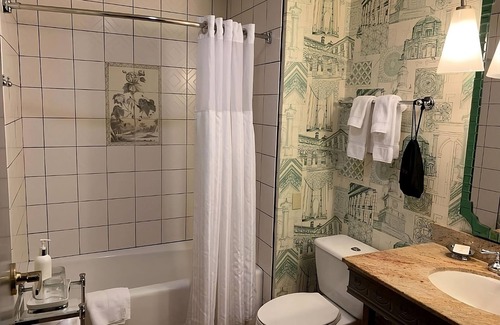 Downtown Portland Hotel | Everything You Need For The Perfect Vacation! Near Oregon Zoo!