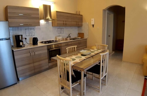 Santa Maria Estate Villa | Excellent Villa Apt accommodation in a superb location with Pool, AC/ WI Fi.