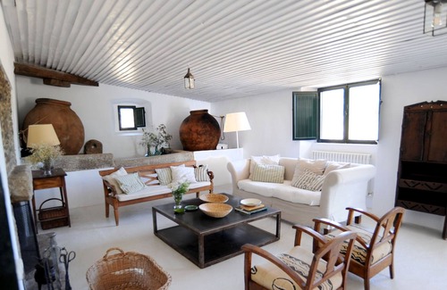 Herguijuela Cabaña | Excepcional finca en Extremadura. Casa rural con piscina privada y viñedo propio