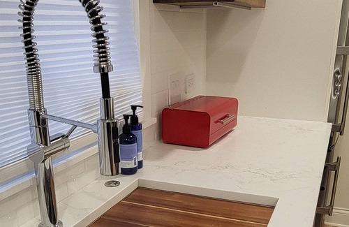 Russell Casa | Exceptional Modern Cottage in Prime Location