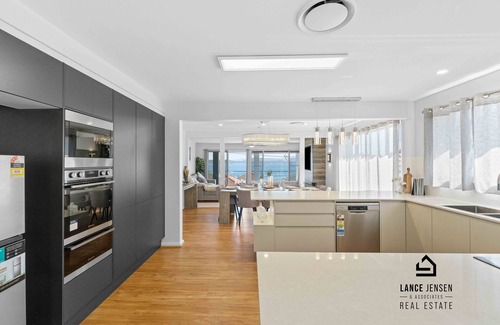 Lake Macquarie City Council Casa | Executive family house w/ 5BR