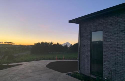 Hawera Casa | Executive-style home away from home.