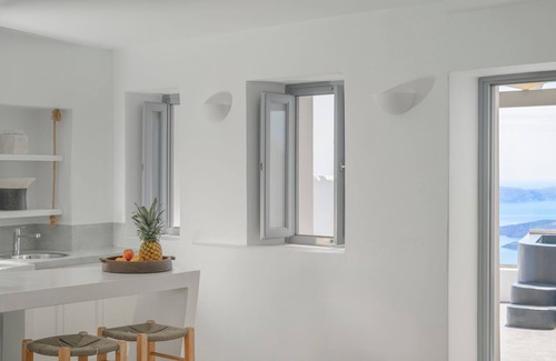 Firostefani Casa | Executive Suite with Caldera View & Hot Tub