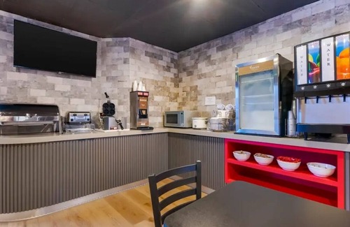 Wesley Chapel Hotel | Experience Comfort, Modern Room Near I-75 | Pool