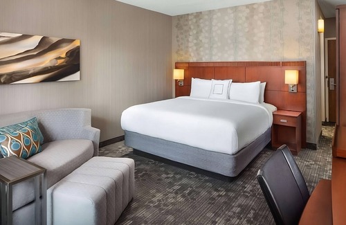 Laguna Hills Hotel | Experience Family Hotel Seasonal Outdoor Pool in Laguna Hills & Pets are Allowed