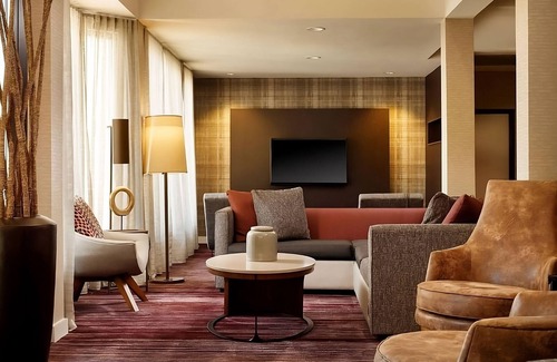 Laguna Hills Hotel | Experience Family Hotel Seasonal Outdoor Pool in Laguna Hills & Pets are Allowed